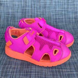 Clarks Girls Ezera Sea T. Closed Toe Fisherman Sandals in pink/orange size 8